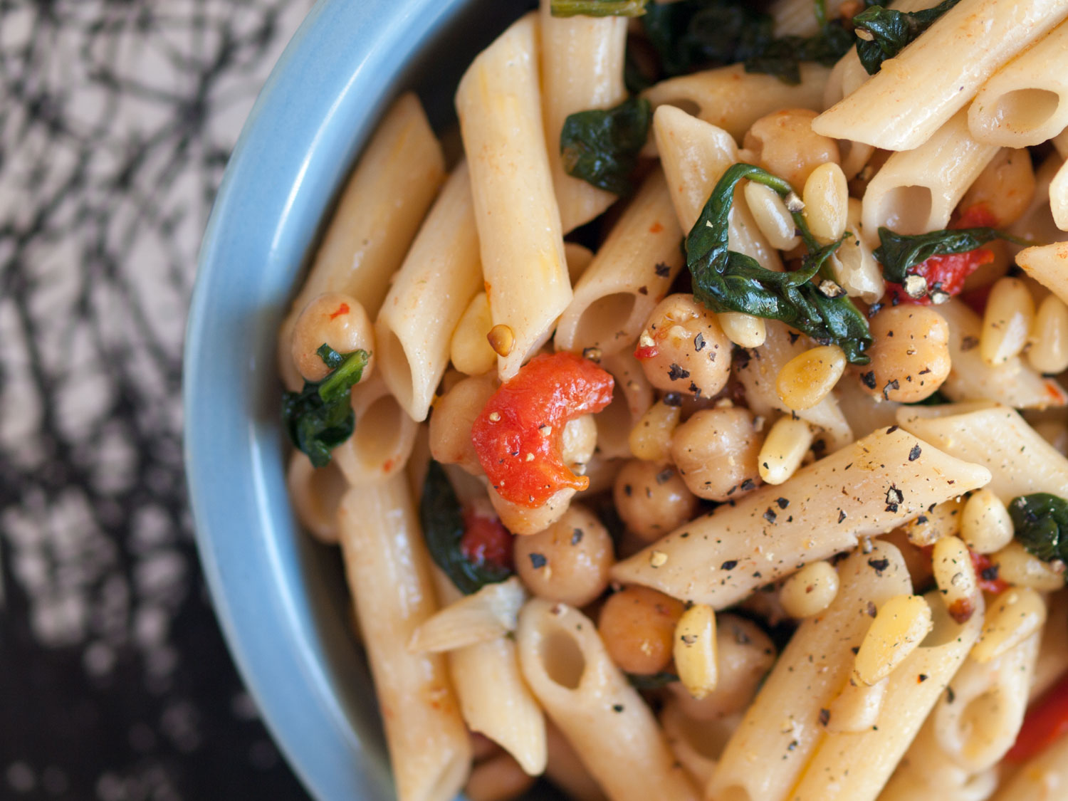 pasta with spinach, chickpeas, roasted red peppers